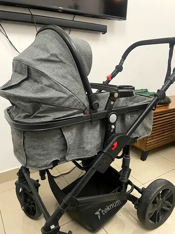 Teknum full-size pram stroller with bassinet - good condition
