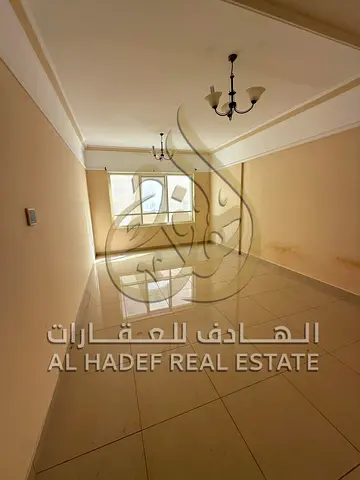 عرض حصري بالخان | 3 غرف وصالة للإيجار السنوي، خزائن حائط وموقف سيارات مجاني، دفع 4 أو 6 دفعات، رسوم إدارية 5%، بسعر 50,000 درهم.