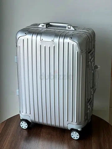 RIMOWA CABIN SUITCASE IN SILVER
