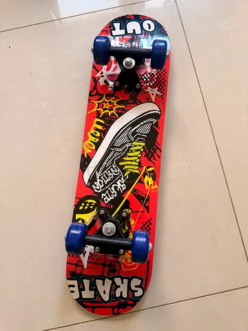 2 skating boards