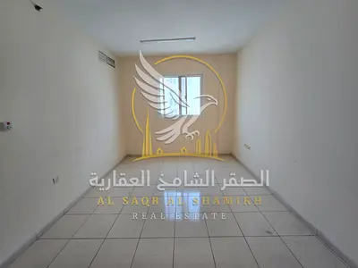 شقه غرفه وصاله بمنطقة القليعه الشارقه تكييف مركزي اطلاله مفتوحه غرفه ماستر مرونه بالسداد مبني جديد قريب من جمعيه التعاونيه