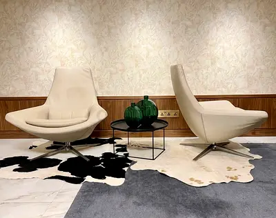 BB Italia Pair of Modern Cream Swivel Lounge Chairs - Excellent Condition