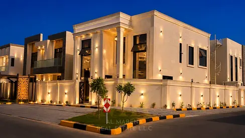 A villa that combines good land area, spacious construction, five master bedrooms, and a swimming pool, with the advantage of a corner location and re