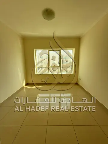 عرض حصري بالخان | غرفة وصالة بحمامين وخزائن حائط، باركن مجاني داخل التاور، موقع مميز، 4 أو 6 دفعات، إيجار سنوي 35,000 درهم.