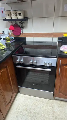 Bosch Electric Cooker with Glass Ceramic Hob and Oven - Excellent Condition.