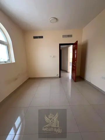 غرفة وصالة للإيجار السنوي في البوطينة الشارقة بلكونة تكييف مركزي شهر مجاني والدفع على 4 أو 6 دفعات وتأمين شيك مؤجل 6 أشهر