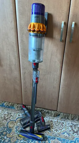 Dyson Cordless v15 Vacuum with Attachments
