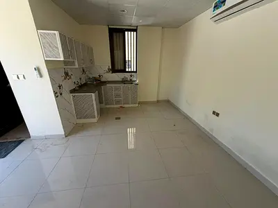 استديو مساحة كبيرة جدا _ تاني بناية علي الكورنيش مباشرة _ تكييف سبليت _ موقع مميز بالقرب من جميع الخدمات _ 3 دقايق مشي للبحر