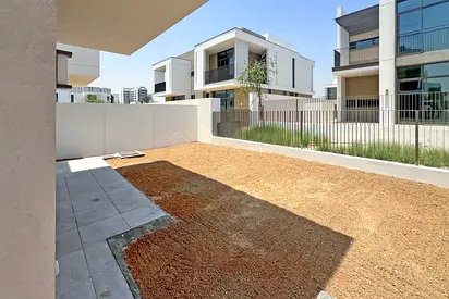 SINGLE ROW | SPACIOUS | CLOSE TO AMENITIES