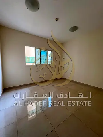 شقة غرفتين وصالة للإيجار السنوي على قناة القصباء في الشارقة تشطيب حديث موقف سيارات مجاني صيانة مجانية موقع عائلي مميز قريب من المطاعم والكافيهات والخد