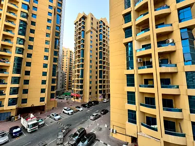شقة مكونة من غرفتي نوم وصالة متاحة للبيع في برج الخور