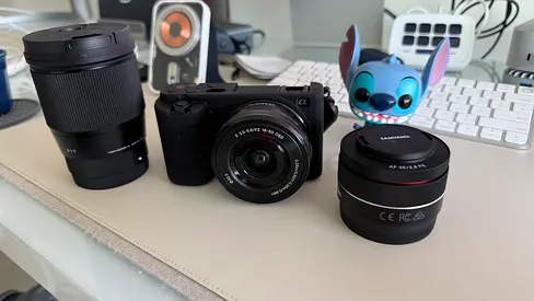Sony ZV-E10 Kit — Body + 3 Lenses + 3 Batteries (16-50mm, Sigma 16mm f/1.4, Samyang 35mm f/2.8)