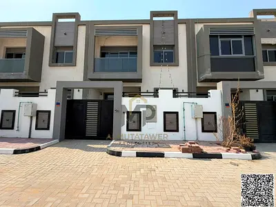 A distinctive townhouse for sale directly on the main street in a highly strategic location, boasting a prime location and easy access, including elec