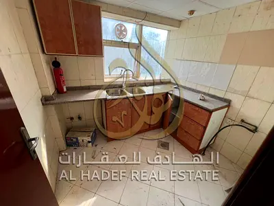 🏠 للإيجار السنوي في النباعة – الشارقة | شقة غرفة وصالة بمساحة واسعة وقريبة من المدينة ماركت | تكييف وغاز مركزي | صيانة مجانية بالكامل | موقع حيوي وقر