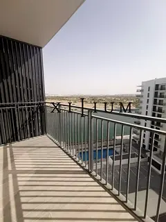 Partial Canal view l High floor