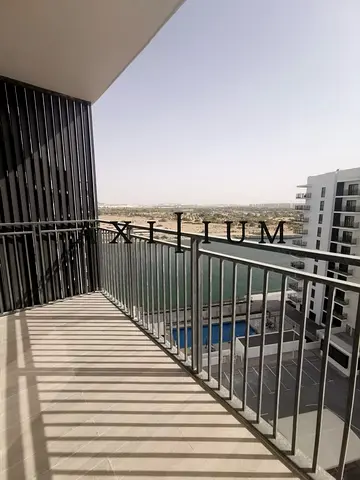 Partial Canal view l High floor