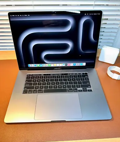 Apple MacBook Pro Core i9 32GB Ram 1TB SSD 4GB Graphics A1990 - Model