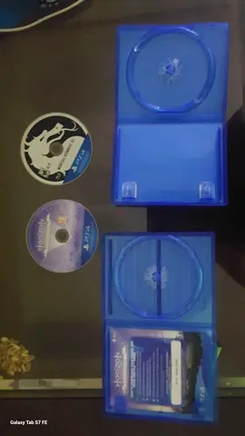 PlayStation 4 game discs with empty PS4 cases (Horizon and Mortal Kombat) - used