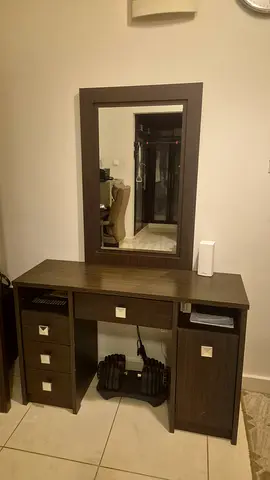 Dresser table with Mirror - 50 AED