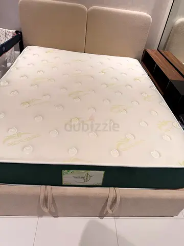 Single/Small Double Mattress in Flawless Condition with Handles