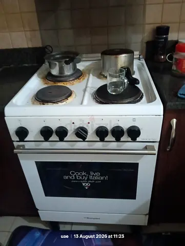 Used Whitesgoods/Hotpoint 4-burner Electric Cooker with Oven - Functional