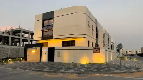 Corner villa directly adjacent to services and at a competitive price | 5 rooms, two floors with super deluxe finishing