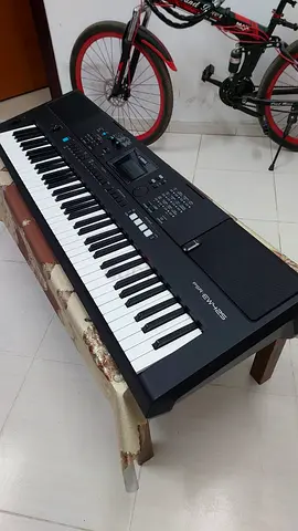 Yamaha PSR-EW425 76-key Keyboard in Good Working Condition, hardly used.