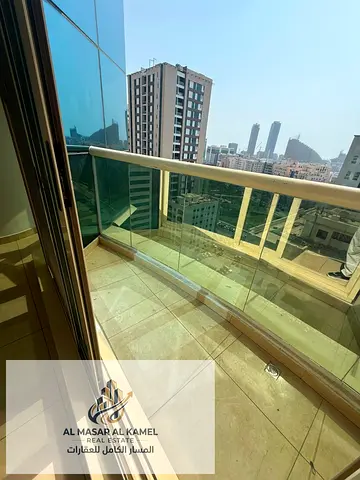 للإيجار شقة 3 غرف وصالة في المجاز 3الشارقة، مساحة كبيرة جداً، موقع مميز على شارع الاتحاد، مع غرفة خادمة وغسيل، خزائن حائط، صيانة مجانية وموقف مجاني.