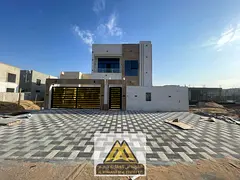 A distinctive family villa in a prime location, with a spacious design, comfortable finishes, and fl