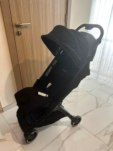 Lightweight compact stroller in good condition — black