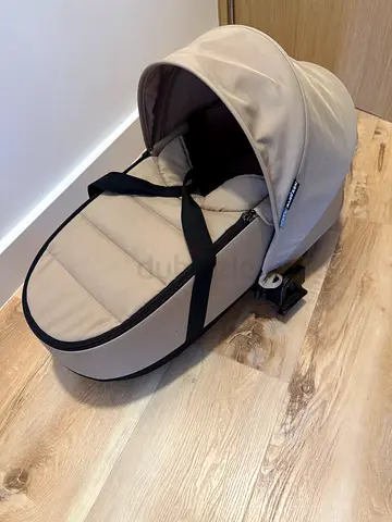 Yo-yo bassinet with adaptors in beige