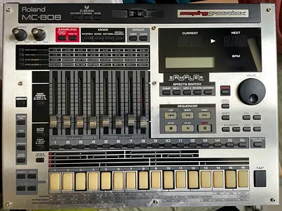 Roland MC 808 sampling groovebox