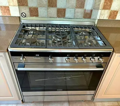 Siemens top gas oven is electric latest model very good condition IQ 700
