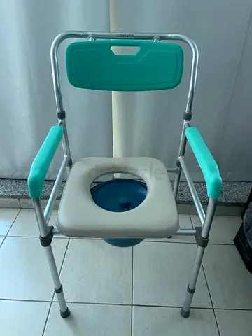 Portable baby potty/commode chair with armrests