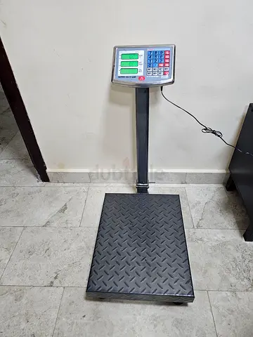 Industrial floor weighing scale with digital display - used