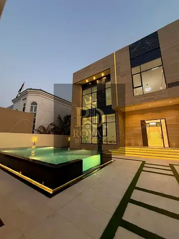 تملك فيلا فاخرة بتصميم حديث | 5غرف نوم ماستر+ غرفة خادمة + مجلس + مسبح + مصعد + درج مزدوج + ملحق خارجى | تشطيب فخم | تصميم عصري | موقع مميز