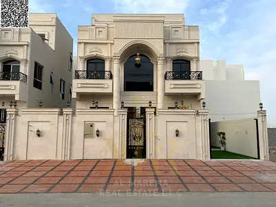 فرصة مميزة لامتلاك فيلا بتصميم كلاسيكي ومساحة بناء واسعة، بسعر يشمل _ رسوم التسجيل_ |6 غرف وروف علوي