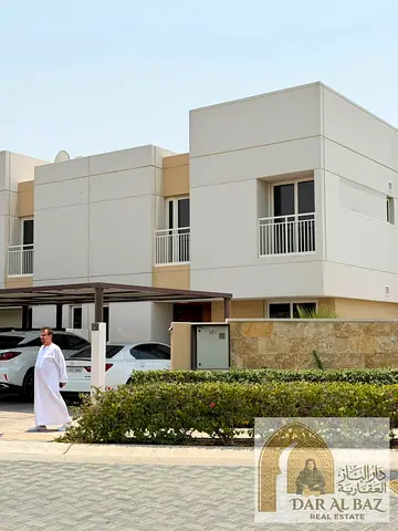 فيلا للايجار السنوي بمنطقه الزاهيه الفيلا مساحه كبيره4غرفه نوم 4حمامغرفه خادمه غرفه تخزين حوش كبير باركن خارجي يتسع الي 6 سيارات