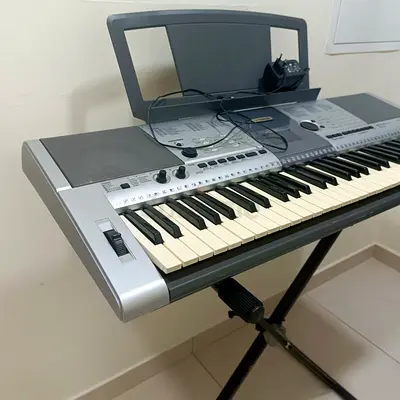 Yamaha I425 Portable Electronic Keyboard with Stand, bag and Adapter
