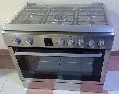 Hoover top gas oven is electric latest model same like new condition