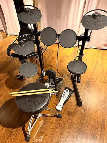 Yamaha DTX450K Electronic drum kit with 3 zone snare pad