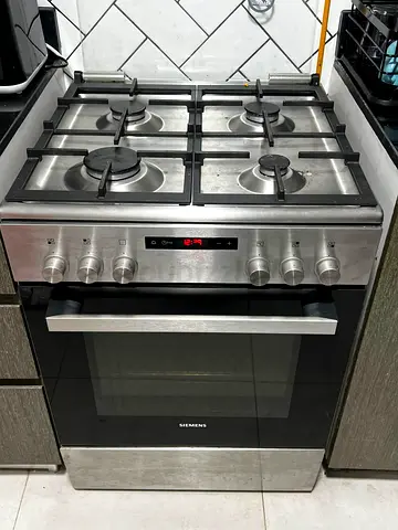 Siemens 4-Burner Gas Cooker with Built-in Oven — perfect Condition