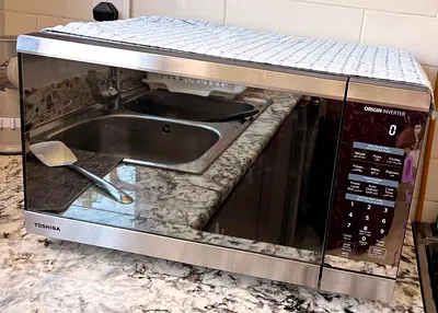 Toshiba Mirror Finish Countertop Microwave - Excellent Working Condition