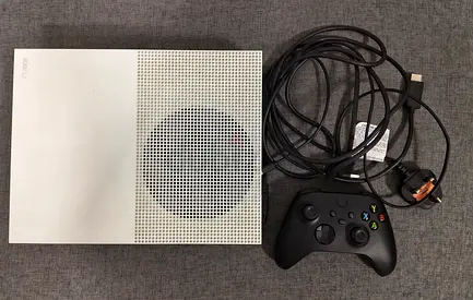 Xbox One S Disc Edition 512gb + Black Controller Bundle