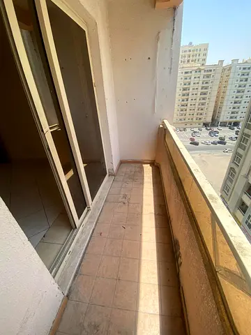 غرفة وصالة مميزة ببلكونة في القاسمية 🏡 إيجار 30 ألف درهم سنوياً على 4 دفعات فقط، تأمين 5%، موقع ممتاز وسكن مريح.