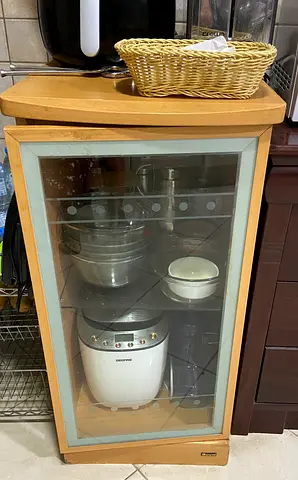 Side cabinet
