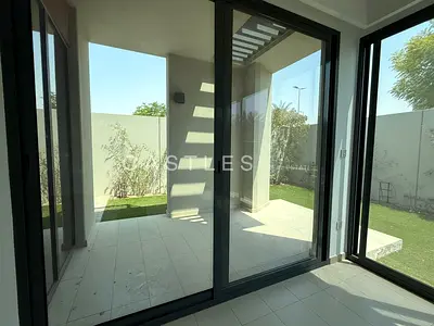Modern 4BR Townhouse| Private Garden| Pet-Friendly