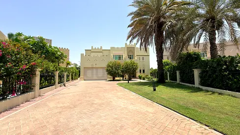 Jumeirah Islands: Vacant 4-Bed Lake View Villa (Direct Owner)