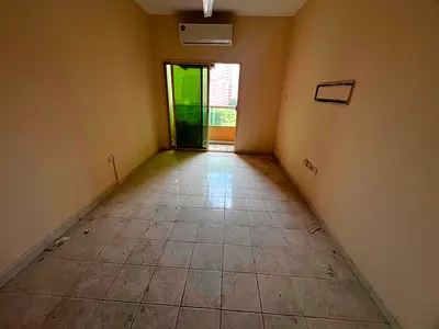 مساحه كبيره صاله منفصله بلكونه إطلاله ممتازه في النعيميه 1 بجوار مدرسه الحكمه بسعر مناسب