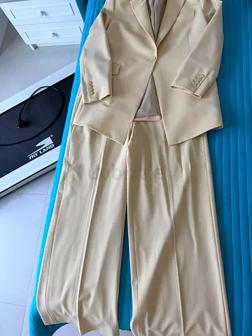 Cream women's blazer and trousers suit - size 10 US